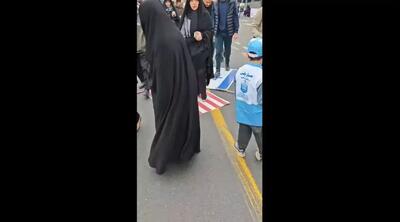  لگد کوبی پرچم آمریکا و اسرائیل در مسیر راهپیمایی 22 بهمن