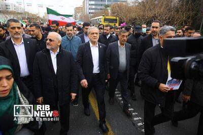  حضور مسعود پزشکیان در راهپیمایی ۲۲ بهمن همراه با دو چهره خبرساز دولت/ رئیس جمهور در میان جمعیت خطاب به مردم چه گفت؟ + تصاویر