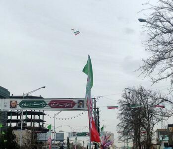  اجرای عملیات فرود توسط چتربازان بر فراز میدان آزادی تهران /ببینید