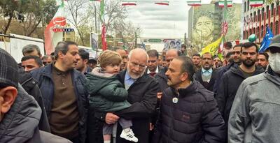  رفتار جالب‌توجه محافظان موسوی و اژه‌ای در مراسم 22 بهمن