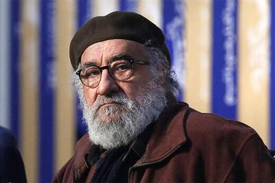  داریوش ارجمند عصا به دست به جشنواره فجر آمد