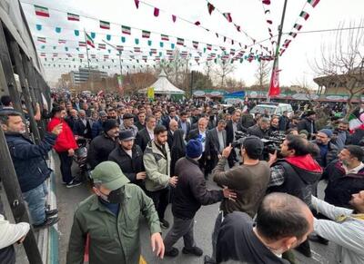  حضور رئیس جمهور در راهپیمایی باشکوه ۲۲ بهمن - اکونیوز