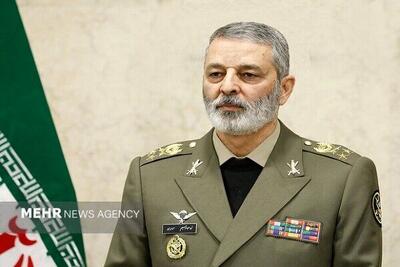  پوشش متفاوت رئیس ستاد کل نیروهای مسلح در راهپیمایی 22 بهمن+ عکس