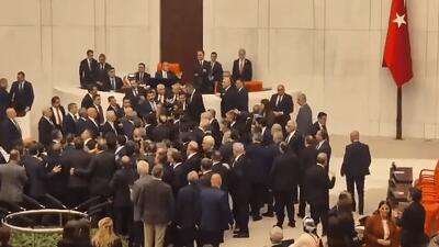  ببینید / دعوا و زد و خورد نمایندگان پارلمان ترکیه