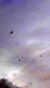  ببینید | پرواز چتربازان در جشن ۴۷ سالگی انقلاب