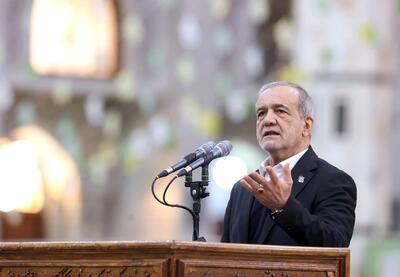  چهره‌های سیاسی در راهپیمایی ۲۲ بهمن/ تصاویری از پزشکیان و عراقچی در میان مردم