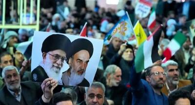  این خانم با لباس ارتشی در راهپیمایی ۲۲ بهمن سوژه عکاس‌ها شد