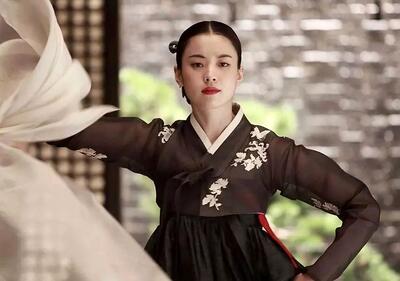  «دونگ‌یی» با لباس خلبانی در کنار هواپیمای جنگنده