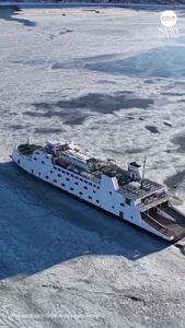  عبور کشتی مسافربری از میان آب‌های یخ‌زده نیویورک