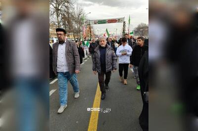  عکس: رئیس دانشگاه آزاد در راهپیمایی عظیم ۲۲ بهمن تهران