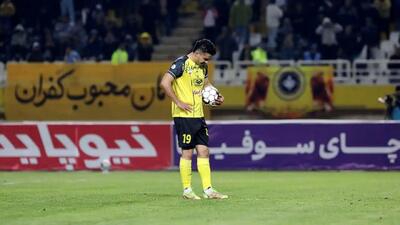  یک تکل، یک اخراج، یک برد سوخته؛ نورافکن شب تلخ سپاهان را کامل کرد