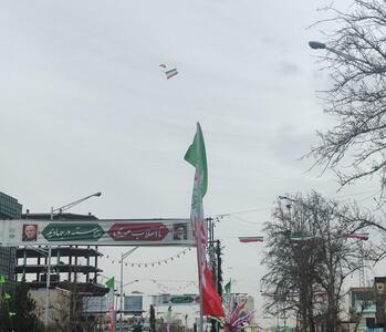  اجرای عملیات فرود توسط چتربازان نمونه نیروهای مسلح بر فراز میدان آزادی