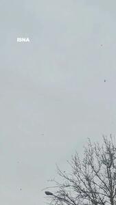  اجرای عملیات فرود توسط چتربازان نیروهای مسلح بر فراز میدان آزادی تهران + فیلم