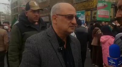  ویدئو: حضور هادی رضایی، سرمربی تیم ملی والیبال نشسته در راهپیمایی ۲۲ بهمن