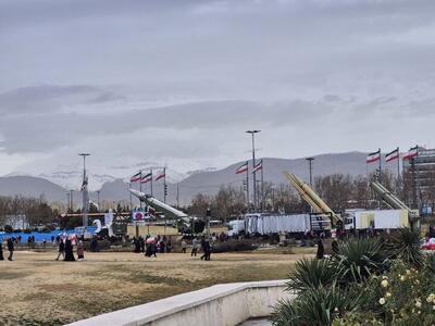  نمایش موشک‌های سپاه در مسیر راهپیمایی ۲۲ بهمن در تهران