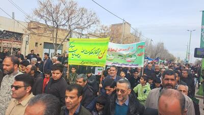  هارمونی زیبای حضور نسل‌ها  در ۲۲ بهمن تماشایی اردستان