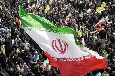  روحانی انقلابی در حال تماشای تابوت فرماندهان آمریکایی + تصویر