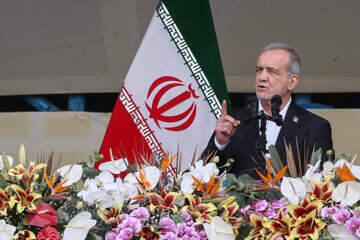  دنیا ببیند که ایرانیان برای دفاع ازکشورشان به صحنه آمده‌اند/ ایران سرخم نخواهد کرد