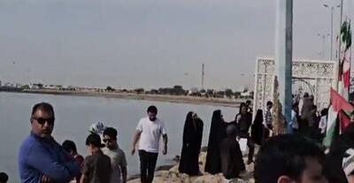  فیلم/ راهپیمایی معنادار بندری‌ها در کنار آب‌های خلیج‌فارس
