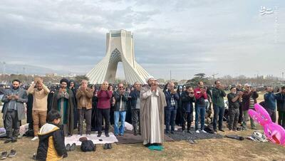  عکس/ اقامه نماز جماعت در میدان آزادی