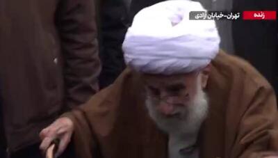  فیلم/ حضور آیت الله جنتی در راهپیمایی ۲۲ بهمن