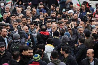  عکس/ حضور و سخنرانی پزشکیان در مراسم ۲۲ بهمن