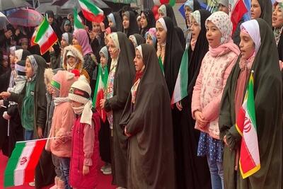  اجرای سرودهای انقلابی توسط کودکان ارومیه ای در حاشیه راهپیمایی ۲۲ بهمن