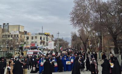  تجمع تدریجی مردم کرمانشاه در میدان انقلاب پیش از راهپیمایی ۲۲ بهمن