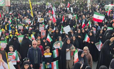  آغاز راهپیمایی مردم قم در سالروز ۲۲ بهمن