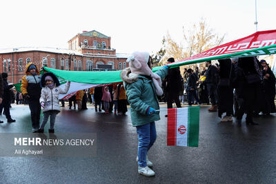  آغاز راهپیمایی ۲۲بهمن در ارومیه؛ مردم و مسئولان در یک صف واحد