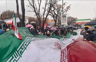  باران مانع عزت‌نمایی پرچم ایران در مسیر راهپیمایی تبریز نشد