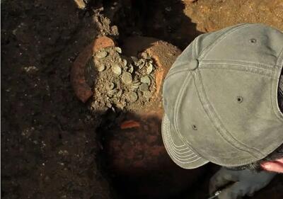  کشف گنج «قلّک‌های باستانی» با ۴۰ هزار سکه از زیر خاک/ عکس