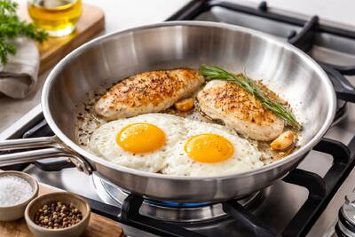  راز نچسب شدن ماهیتابه استیل؛ چطور از چسبیدن غذا جلوگیری کنیم؟