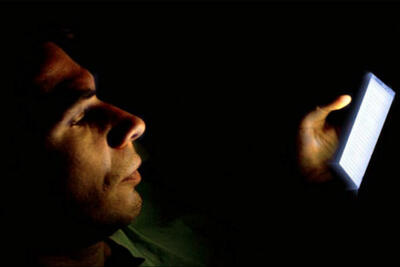  چرا نباید در تاریکی با گوشی کار کنیم؟