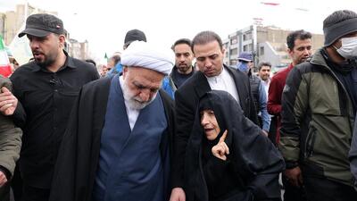  امروز مردم سراسر ایران اسلامی حمایت از نظام و اسلام و ایران را به رخ جهانیان کشیدند / ما مسئولان نباید لحظه‌ای از متن مردم جدا شویم