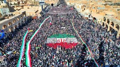  عکس ها / حضور بازیگران و سلبریتی ها در راهپیمایی 22 بهمن