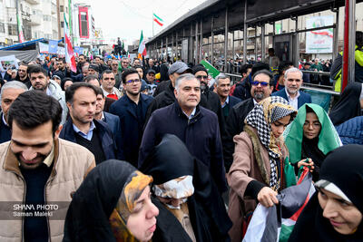  وزیر نفت همگام با مردم در راهپیمایی ۲۲ بهمن
