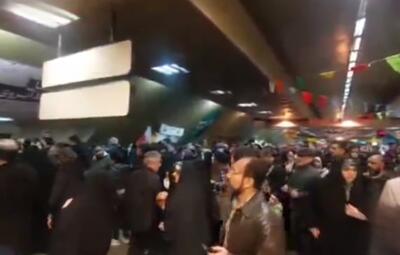  سیل جمعیت در ایستگاه مترو تئاتر شهر به سمت مسیر‌های راهپیمایی تهران