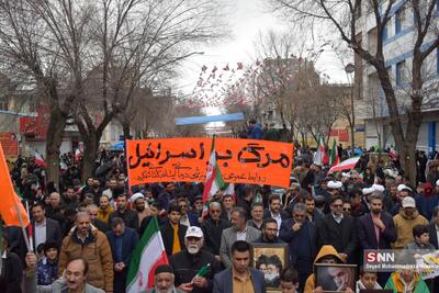  جشن تولد انقلاب اسلامی در شهرکرد/ حضور هزاران نفری زیر باران زمستانی + فیلم و عکس