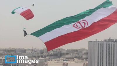  تصاویری از هنرنمایی چتربازان در راهپیمایی 22 بهمن ماه بر فراز آسمان تهران