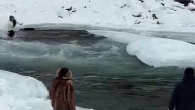  نجات معجزه آسای مادر و کودکی در چین که به یک رودخانه نیمه یخ بسته افتاده بودند