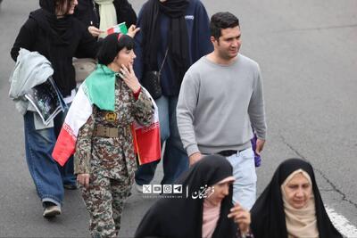  استایل ارتشی یک خانم در راهپیمایی بزرگ امروز