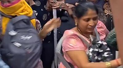  نحوه عجیب سوار شدن هندی‌ها به قطار را ببینید