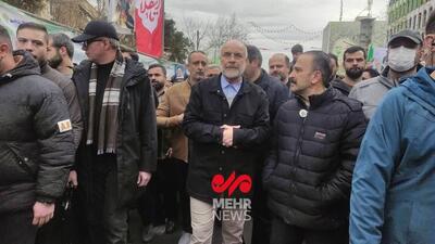  رئیس مجلس در کنار مردم در جشن انقلاب