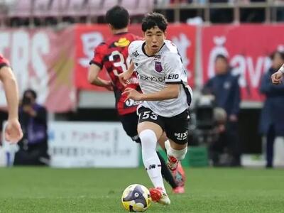  برف فوتبال در پایتخت ژاپن را تعطیل کرد! (عکس)