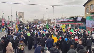  حضور گسترده پایتخت نشینان در جشن انقلاب + فیلم