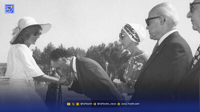  قاب تاریخ| دستبوسی جمشید از فرح و این دختران خاص در ‌نمایشگاه مد اسلامی