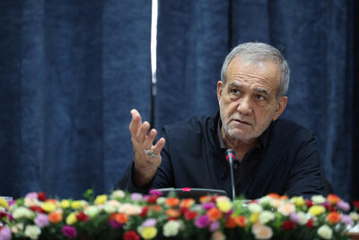  پزشکیان: عالمی که خیرش به مردم نمی‌رسد مانند درازگوشی است که کاغذ حمل می‌کند