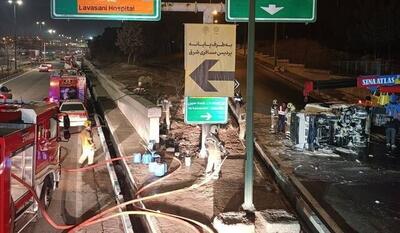  واژگونی کامیونت حامل ۱۵۰۰ لیتر بنزین در بزرگراه یاسینی تهران