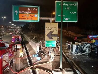  یک دستگاه کامیونت حامل بنزین در بزرگراه یاسینی واژگون شد